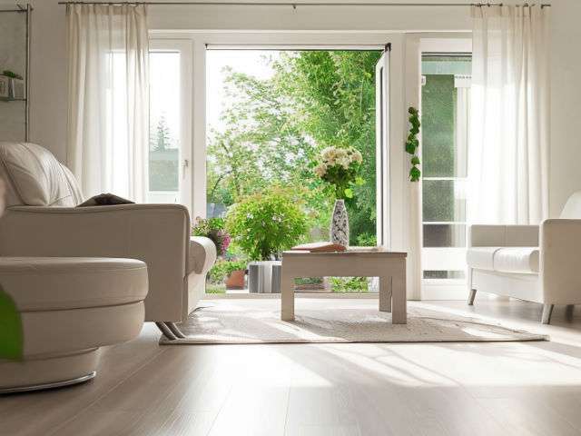 Modernes Wohnzimmer mit Gartenblick in Unterhaching