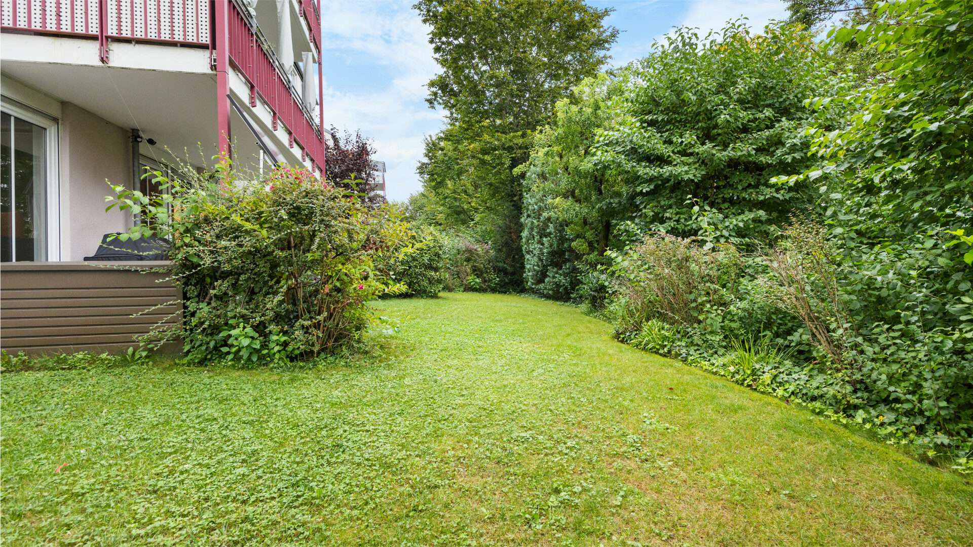 Grüner Garten mit Terrasse