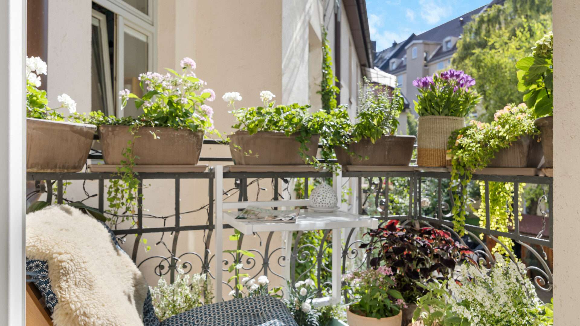 Balkon mit Blumen und Stuhl