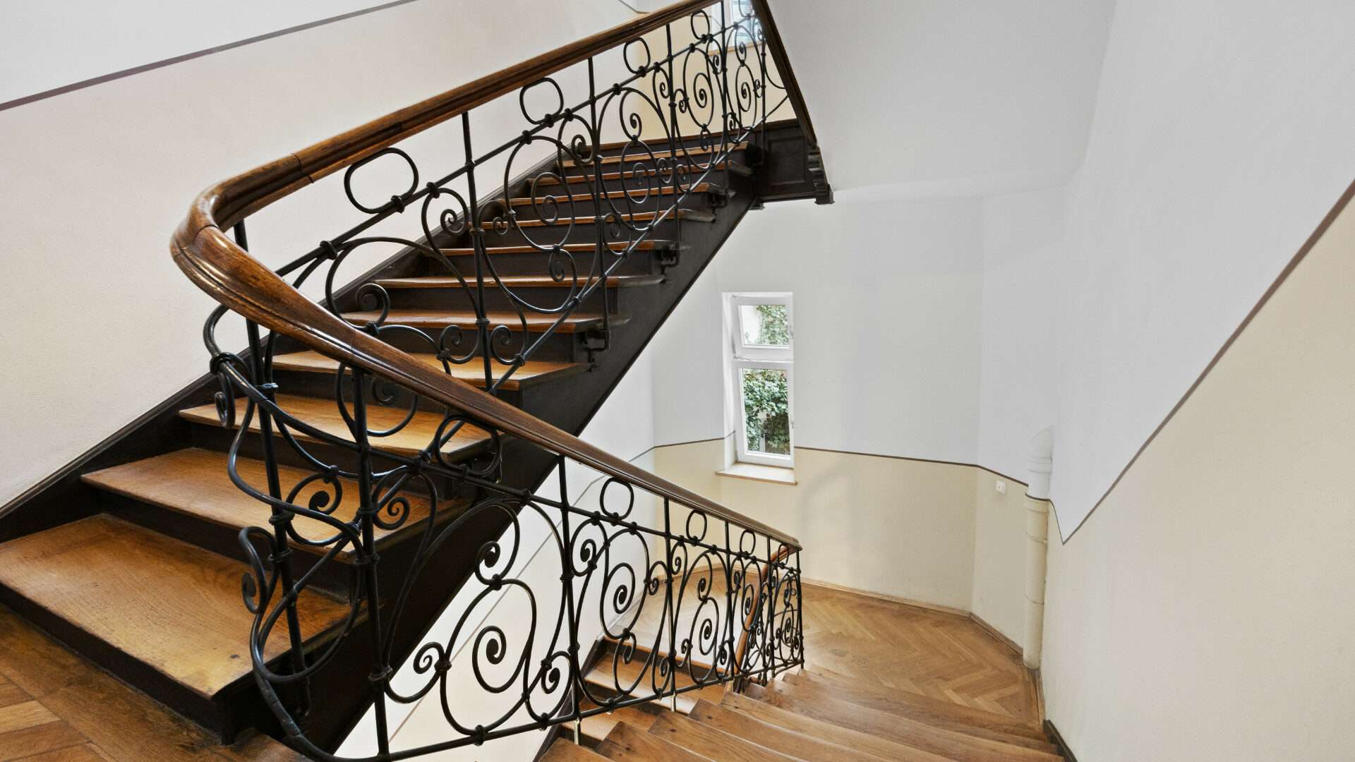 Treppenhaus mit Holztreppe im Altbau