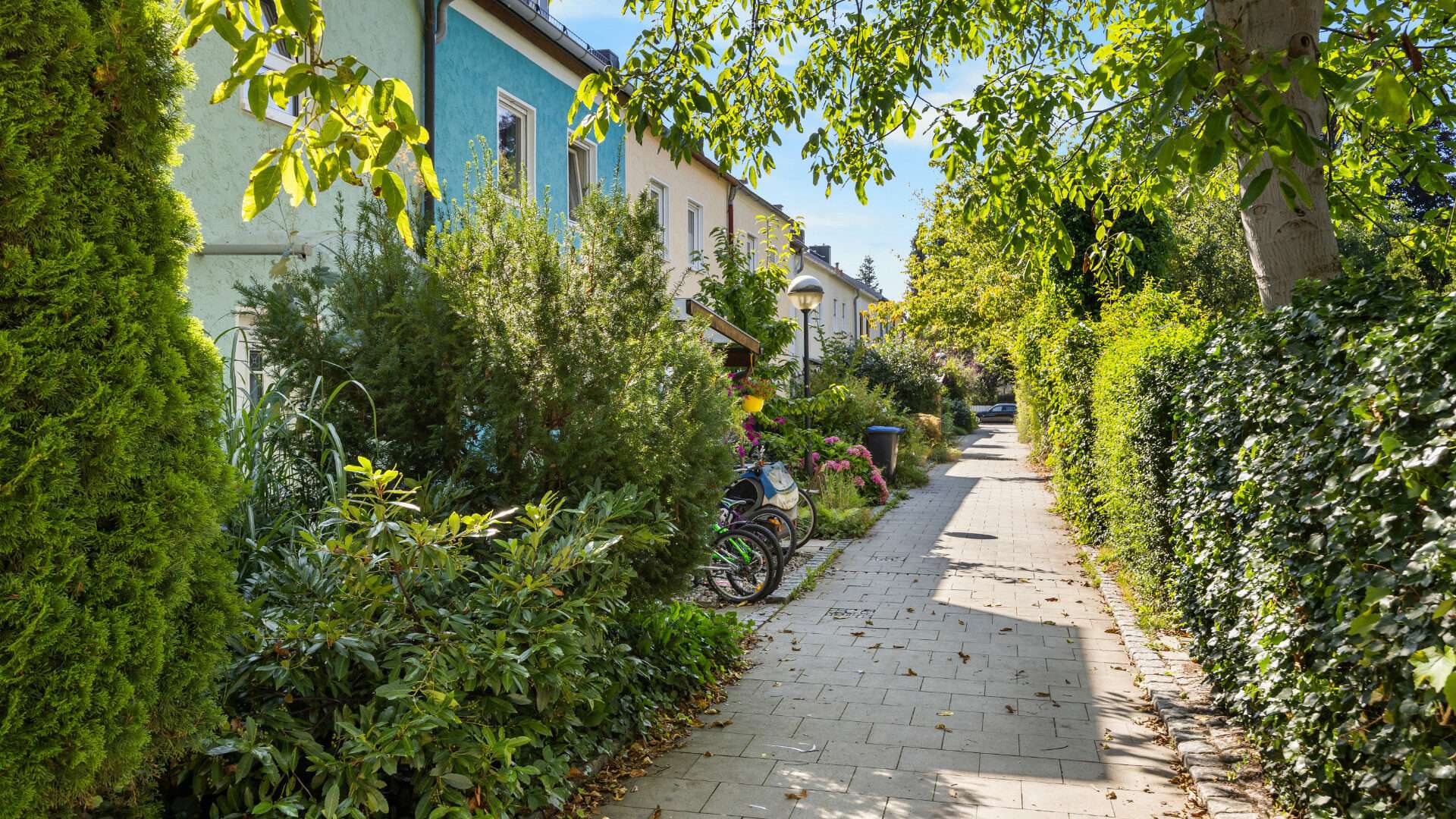 Reihenhäuser von Außen und Gehweg