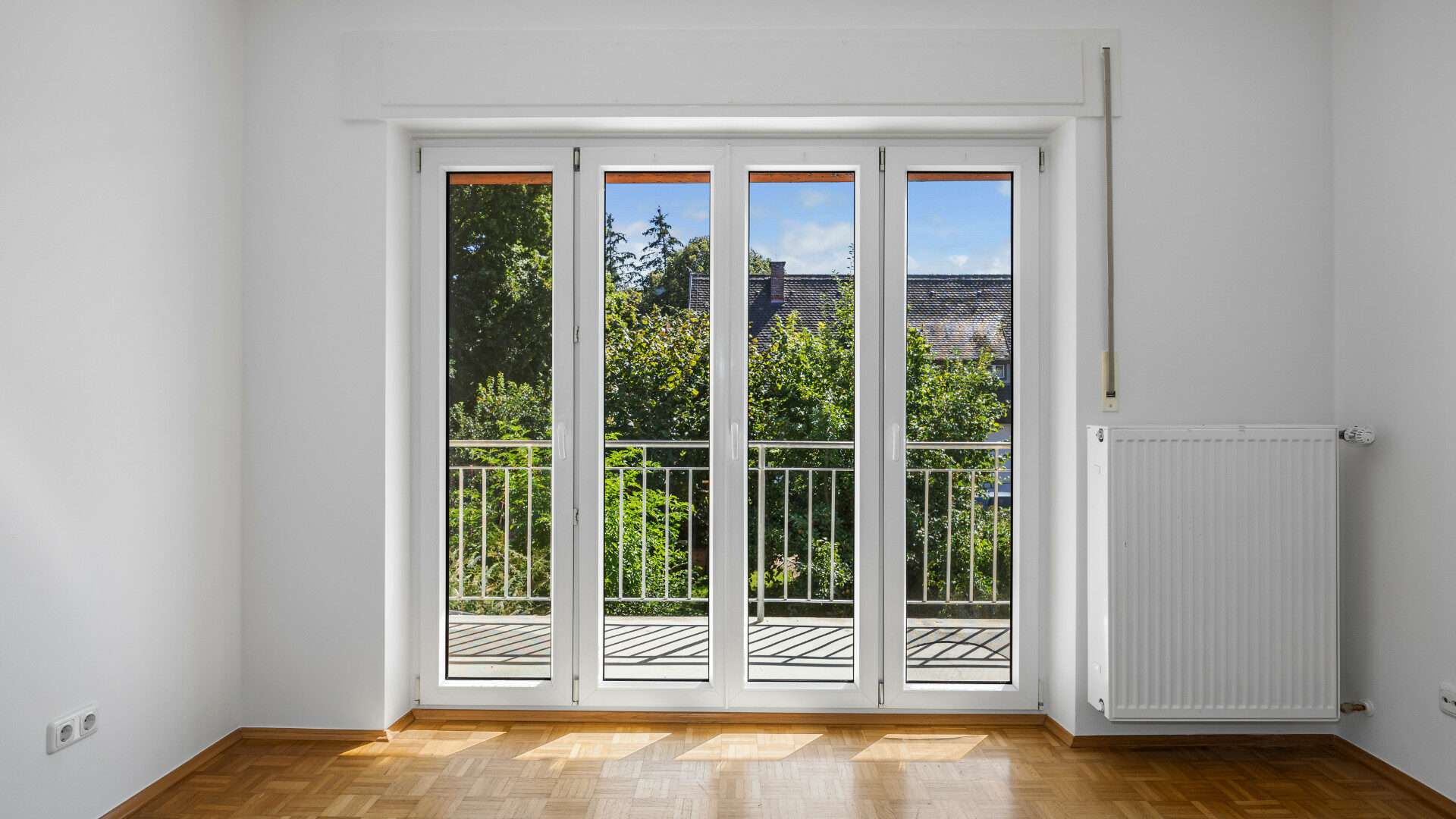 Planegg Haus Schlafzimmer mit Blick in den Garten