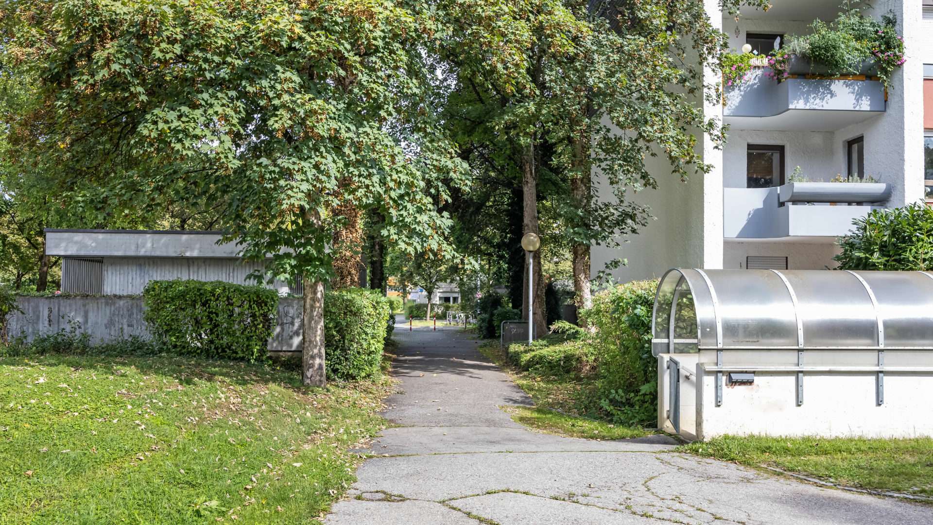 Gehweg zum Mehrfamilienhaus