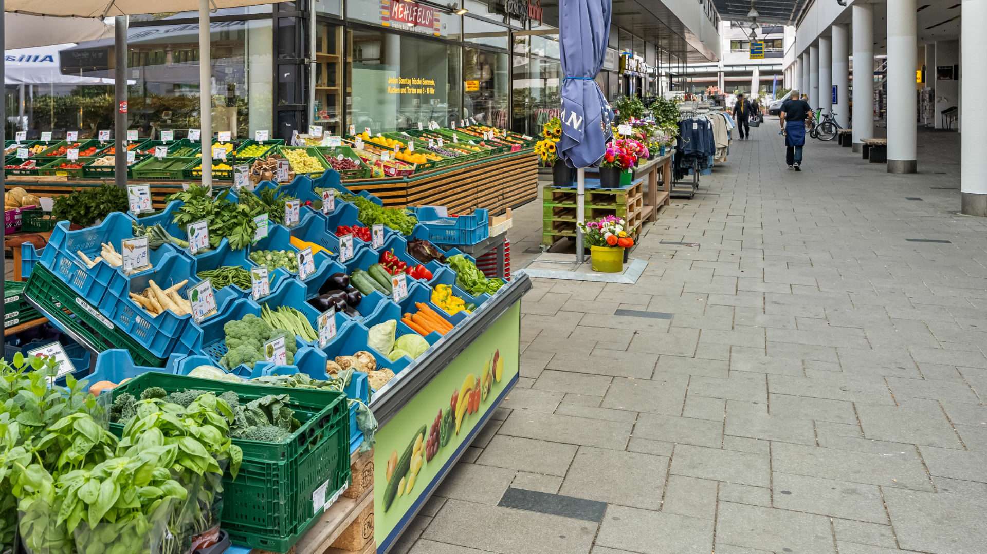 Einkaufspassage mit Gemüsestand