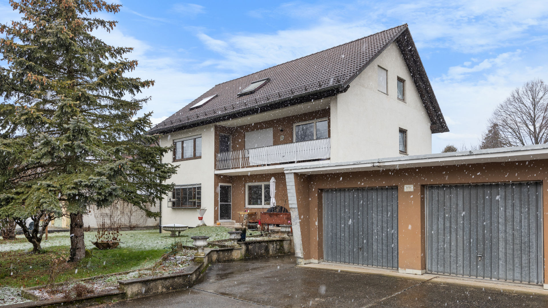 Haus mit Garten und Garage